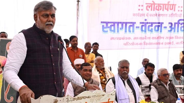 गाँव को स्वच्छ एवं स्वावलंबी बनाने के लिए एकजुट होना होगा : मंत्री श्री पटेल